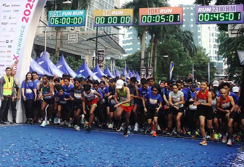 Ribuan pelari melakukan start dalam acara Crystalin RunXperience 2025, di Lippo Mall Nusantara, Minggu (12/10/2025).