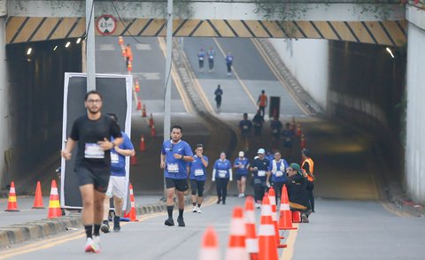 Pelari saat mengikuti Crystalin RunXperience 2025, di kawasan Antasari, Jakarta, Minggu (12/10/2025).