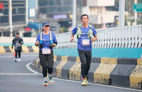 Pelari saat mengikuti Crystalin RunXperience 2025, di kawasan Antasari, Jakarta, Minggu (12/10/2025).