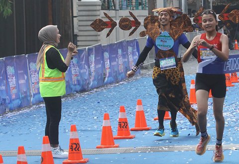 Pelari saat finish dalam acara Crystalin RunXperience 2025, di Lippo Mall Nusantara, Minggu (12/10/2025).