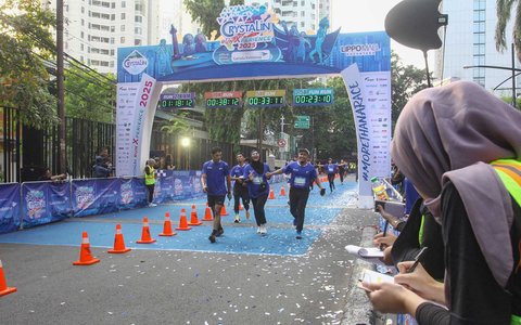 Pelari saat finish dalam acara Crystalin RunXperience 2025, di Lippo Mall Nusantara, Minggu (12/10/2025).