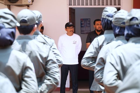 Mensos Saifullah Yusuf (Gus Ipul) berdialog dengan siswa dari enam Sekolah Rakyat (SRMA 13 Bekasi, SRMA 9 Jakarta, SRMA 10 Jakarta, SRMP 6 Jakarta, SRMA 12 Bogor, dan SRMP 10 Bogor) di Sentra Terpadu Pangudi Luhur (STPL) Bekasi, Minggu (12/10/2025).