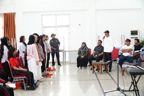 Mensos Saifullah Yusuf (Gus Ipul) berdialog dengan siswa dari enam Sekolah Rakyat (SRMA 13 Bekasi, SRMA 9 Jakarta, SRMA 10 Jakarta, SRMP 6 Jakarta, SRMA 12 Bogor, dan SRMP 10 Bogor) di Sentra Terpadu Pangudi Luhur (STPL) Bekasi, Minggu (12/10/2025).