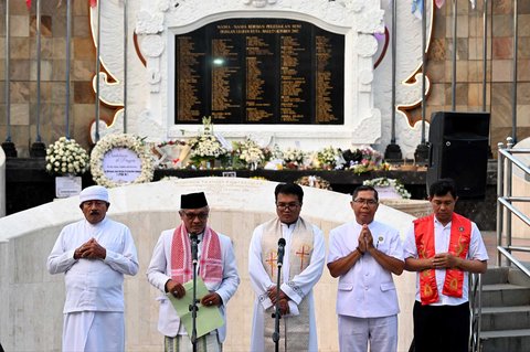 Pemuka lintas agama  berkumpul untuk berdoa di tugu peringatan bagi mereka yang gugur dalam peringatan 23 tahun bom Bali 2002 di Kuta,  Bali, Indonesia, Minggu (12/10/2025).