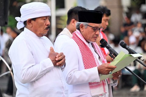 Pemuka lintas  agama  berdoa di tugu peringatan bagi mereka yang gugur dalam peringatan 23 tahun bom Bali 2002 di Kuta,  Bali, Indonesia, Minggu (12/10/2025).