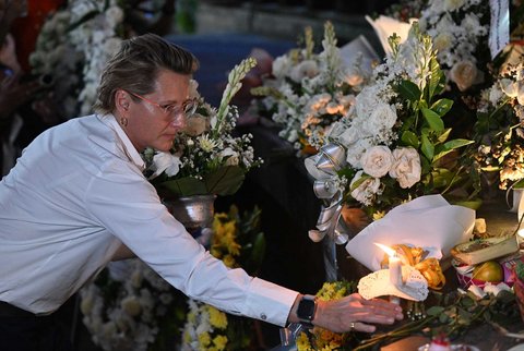 Konsulat Jenderal Australia Jo Stevens menyalakan lilin di tugu peringatan bagi mereka yang gugur dalam peringatan 23 tahun bom Bali 2002 di Kuta,  Bali, Indonesia, Minggu (12/10/2025).