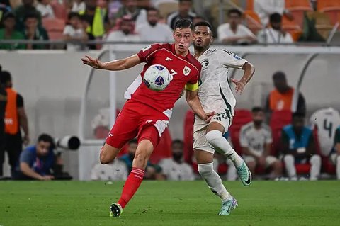 Pemain Timnas Irak, Mohandad Ali (tengah), mengoper bola saat pemain Timnas Indonesia, Jay Idzes, mengejar dalam pertandingan kualifikasi Grup B Piala Dunia antara Irak dan Indonesia