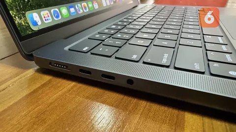 MacBook Pro M4 dengan varian warna Cosmic Black. (Liputan6.com/ Agustinus Mario Damar)