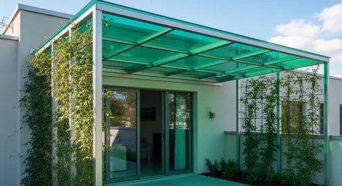 Model Teras Rumah Kecil dengan Kanopi Kaca dan Tanaman Merambat 2025 (AI)