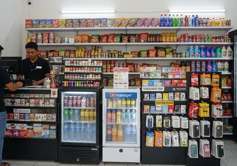 Ilustrasi Cara Menata Warung Sembako agar Menarik Optimalisasi Tata Letak dengan Prinsip 'Eye Level is Buy Level'. Foto: Gemini
