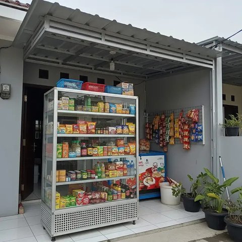 Ilustrasi Cara Menata Warung Sembako agar Menarik Optimalisasi Tata Letak dengan Prinsip 'Eye Level is Buy Level'. Foto: Gemini