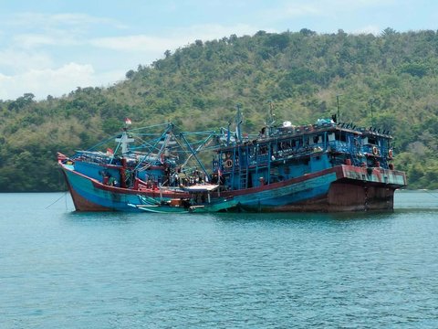KM Victori Makmur yang membawa ABK KM Anugrah Indah-18 di Pelabuhan Muncar, Banyuwangi, Sabtu (11/10/2025).