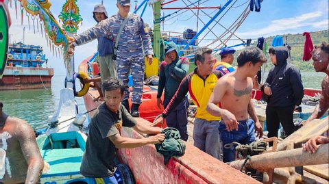Prajurit Pos TNI AL (Posal) Muncar bersama Polairud, dan instansi terkait melaksanakan evakuasi korban kebakaran kapal KM Anugrah Indah-18 di Pelabuhan Muncar, Sabtu (11/10/2025).
