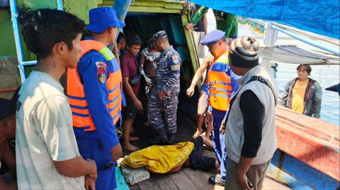 Prajurit Pos TNI AL (Posal) Muncar bersama Polairud, dan instansi terkait melaksanakan evakuasi korban kebakaran kapal KM Anugrah Indah-18 di Pelabuhan Muncar, Sabtu (11/10/2025).