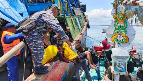 Prajurit Pos TNI AL (Posal) Muncar bersama Polairud, dan instansi terkait melaksanakan evakuasi korban kebakaran kapal KM Anugrah Indah-18 di Pelabuhan Muncar, Sabtu (11/10/2025).