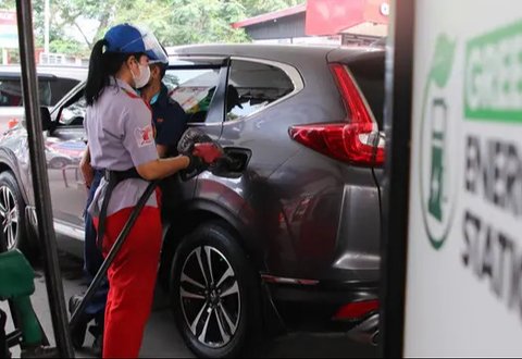 Petugas SPBU melayani pengisian BBM di SPBU Jakarta. Kenaikan harga BBM hari ini di SPBU Pertamina resmi berlaku. Bagaimana harga BBM di SPBU Shell, Vivo dan BP AKR?(Liputan6.com/AnggaYuniar)