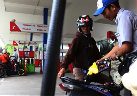 Petugas SPBU melayani pengisian BBM di SPBU Jakarta. Kenaikan harga BBM hari ini di SPBU Pertamina resmi berlaku. Bagaimana harga BBM di SPBU Shell, Vivo dan BP AKR?(Liputan6.com/AnggaYuniar)