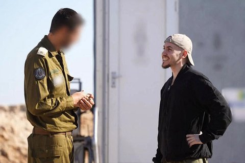 Sandera Israel yang dibebaskan militan Hamas Eitan Mor berbincang dengan anggota militer di Israel,  Senin (13/10/2025).