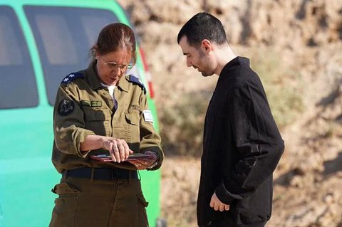 Sandera Israel yang dibebaskan militan Hamas Guy Gilboa-Dalal berbincang dengan anggota militer di Israel,  Senin (13/10/2025).