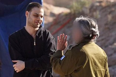 Sandera Israel yang dibebaskan militan Hamas Alon Ohel berbincang dengan anggota militer di Israel,  Senin (13/10/2025).