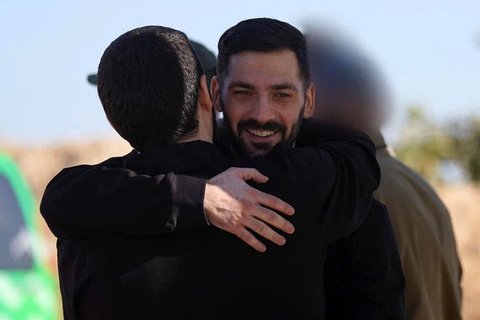 Sandera Israel yang dibebaskan militan Hamas Gali Berman di Israel,  Senin (13/10/2025).