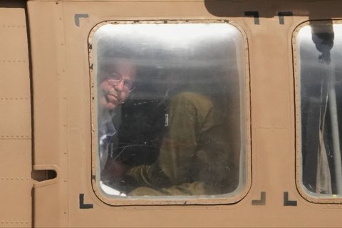 Seorang sandera Israel yang dibebaskan tampak dari helikopter militer saat tiba di Rumah Sakit Beilinson di Petah Tikva, Israel, setelah dibebaskan dari tahanan Hamas di Jalur Gaza, Senin (13/10/2025).