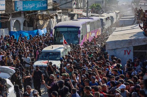 Warga berkumpul menyambut para tahanan Palestina yang dibebaskan dari penjara Israel di Khan Younis, Jalur Gaza selatan, Senin (13/10/2025).