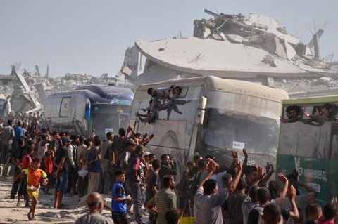 Warga berkumpul untuk menyambut para tahanan Palestina yang dibebaskan dari penjara Israel di Khan Younis, Jalur Gaza selatan, Senin (13/10/2025).