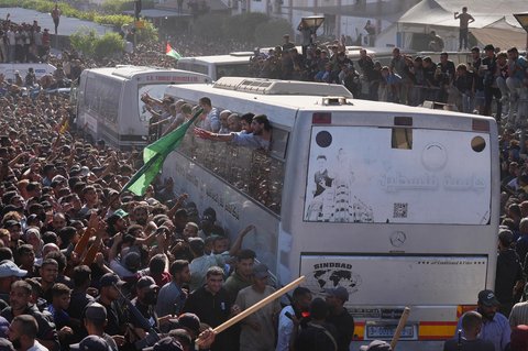 Warga berkumpul untuk menyambut para tahanan Palestina yang dibebaskan dari penjara Israel di Khan Younis, Jalur Gaza selatan, Senin (13/10/2025).