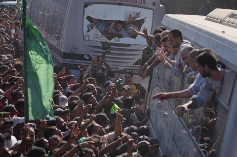 Warga berkumpul untuk menyambut para tahanan Palestina yang dibebaskan dari penjara Israel di Khan Younis, Jalur Gaza selatan, Senin (13/10/2025).