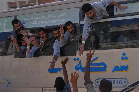 Para tahanan Palestina yang dibebaskan disambut saat tiba di Khan Younis, Jalur Gaza selatan, Senin (13/10/2025).