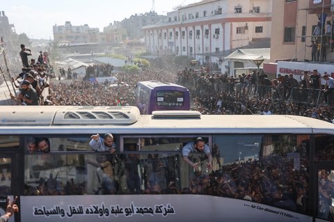 Warga berkumpul untuk menyambut para tahanan Palestina yang dibebaskan dari penjara Israel di Khan Younis, Jalur Gaza selatan, Senin (13/10/2025).
