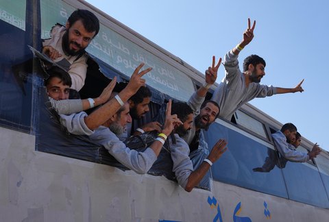 Para tahanan Palestina yang dibebaskan dari penjara Israel tiba  di Khan Younis, Jalur Gaza selatan, Senin (13/10/2025).