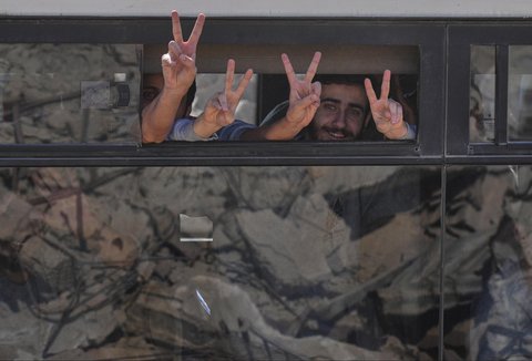 Para tahanan Palestina yang dibebaskan dari penjara Israel tiba  di Khan Younis, Jalur Gaza selatan, Senin (13/10/2025).