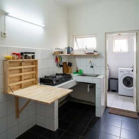 Desain Dapur Mungil Menyatu dengan Ruang Laundry. (Foto: Gemini AI)