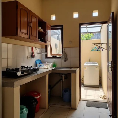 Desain Dapur Mungil Menyatu dengan Ruang Laundry. (Foto: Gemini AI)