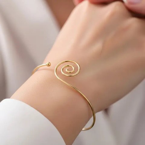 Model Gelang Emas Tanpa Ukiran yang Elegan/Gemini AI