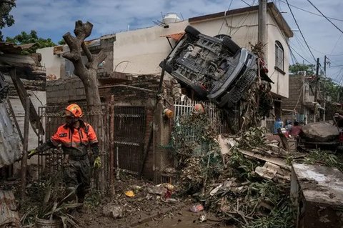 Kendaraan-kendaraan yang rusak terjebak di lumpur setelah banjir melanda Poza Rica, Negara Bagian Veracruz, Meksiko, pada Minggu (12/10/2025). (Dok. AP/Felix Marquez)