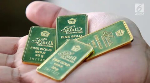 Petugas menunjukkan emas batangan di gerai Butik Emas Antam di Jakarta, Jumat (5/10). Pada perdagangan Kamis 4 Oktober 2018, harga emas Antam berada di posisi Rp 665 ribu per gram. (Liputan6.