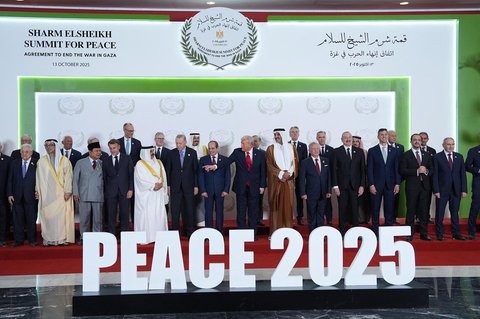 Presiden AS Donald Trump bersama Presiden Prabowo Subianto dan  para pemimpin dunia berfoto bersama saat pertemuan puncak mengenai Gaza di Sharm el-Sheikh, Mesir, Senin (13/10/2025) waktu setempat.