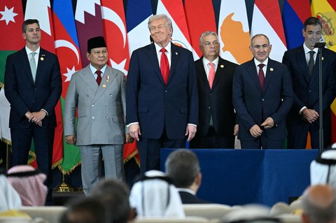 Presiden AS Donald Trump bersama Presiden Prabowo Subianto dan  para pemimpin dunia berfoto bersama saat pertemuan puncak mengenai Gaza di Sharm el-Sheikh, Mesir, Senin (13/10/2025) waktu setempat.