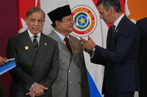 Presiden Indonesia Prabowo Subianto  berbincang bersama Perdana Menteri Spanyol Pedro Sanchez saat pertemuan puncak mengenai Gaza di Sharm el-Sheikh, Mesir, Senin (13/10/2025) waktu setempat.