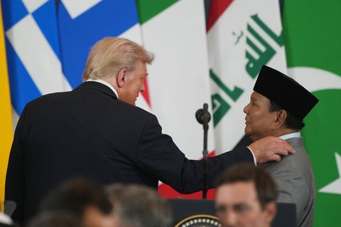 Presiden Indonesia Prabowo Subianto  berbincang bersama  Presiden AS Donald Trump saat pertemuan puncak mengenai Gaza di Sharm el-Sheikh, Mesir, Senin (13/10/2025) waktu setempat.
