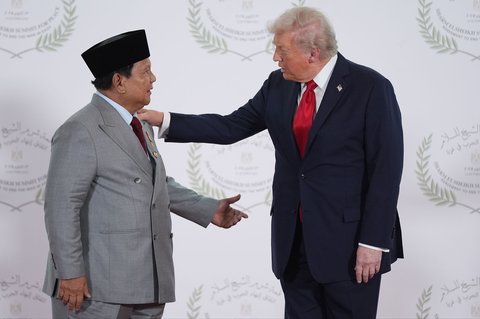 Presiden Indonesia Prabowo Subianto  berbincang bersama  Presiden AS Donald Trump saat pertemuan puncak mengenai Gaza di Sharm el-Sheikh, Mesir, Senin (13/10/2025) waktu setempat.