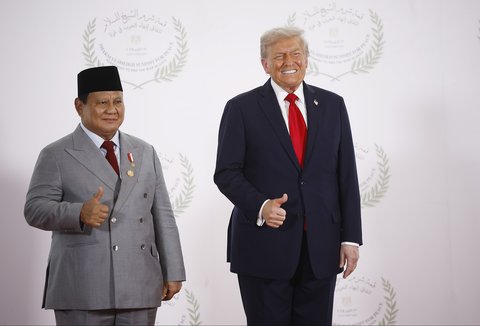 Presiden Indonesia Prabowo Subianto  bersama  Presiden AS Donald Trump saat pertemuan puncak mengenai Gaza di Sharm el-Sheikh, Mesir, Senin (13/10/2025) waktu setempat.