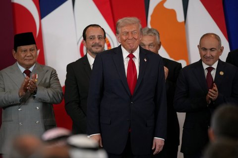 Presiden AS Donald Trump bersama Presiden Prabowo Subianto dan  para pemimpin dunia berfoto bersama saat pertemuan puncak mengenai Gaza di Sharm el-Sheikh, Mesir, Senin (13/10/2025) waktu setempat.