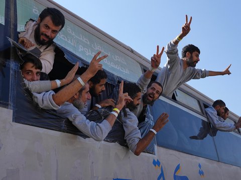 Warga berkumpul untuk menyambut para tahanan Palestina yang dibebaskan dari penjara Israel di Khan Younis, Jalur Gaza selatan, Senin (13/10/2025).