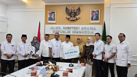 BPJS Ketenagakerjaan menyerahkan santunan kematian kepada keluarga almarhum Budi Iskandar Pulungan, petugas haji 1446 H/2025 M
