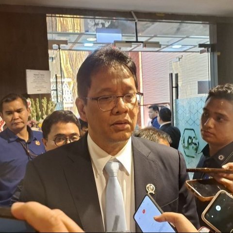 Menteri Keuangan Purbaya Yudhi Sadewa memastikan tidak akan menaikkan harga rokok dan tarif cukai hasil tembakau (CHT) pada 2026. Keputusan ini diambil untuk mencegah peredaran rokok ilegal dan menjaga stabilitas industri.
