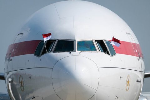Bendera nasional Indonesia terpampang di jendela kokpit pesawat kepresidenan yang membawa Presiden Prabowo Subianto kembali dari Mesir setelah menghadiri KTT perdamaian Gaza, di Pangkalan Angkatan Udara Halim Perdanakusuma, Jakarta Selasa (14/10/2025).